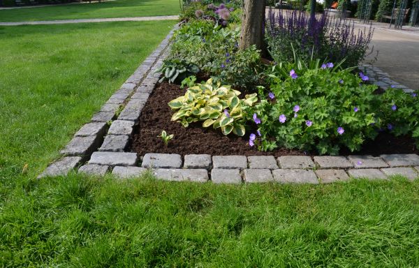 Flower Bed Mulching in Hudson